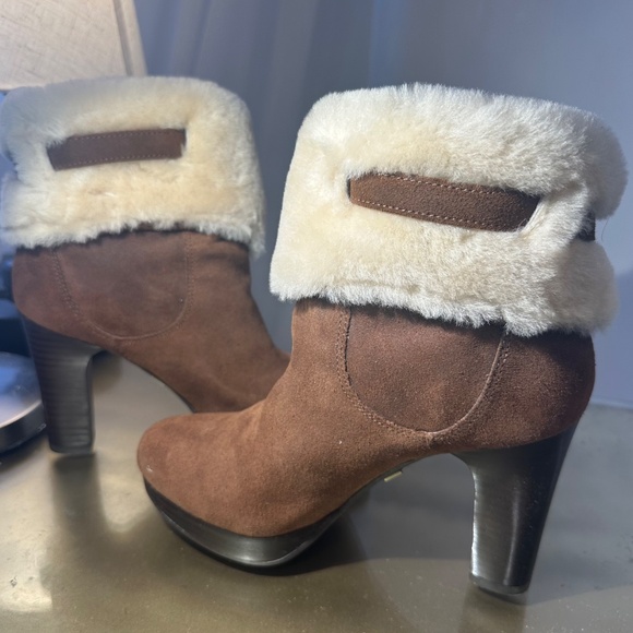 UGG Shearling-Lined Suede Boots – Size 6 - Picture 2 of 3